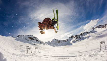 开云官方-飞盘极限挑战赛：投掷中的精准与技巧，极限飞盘比赛方法