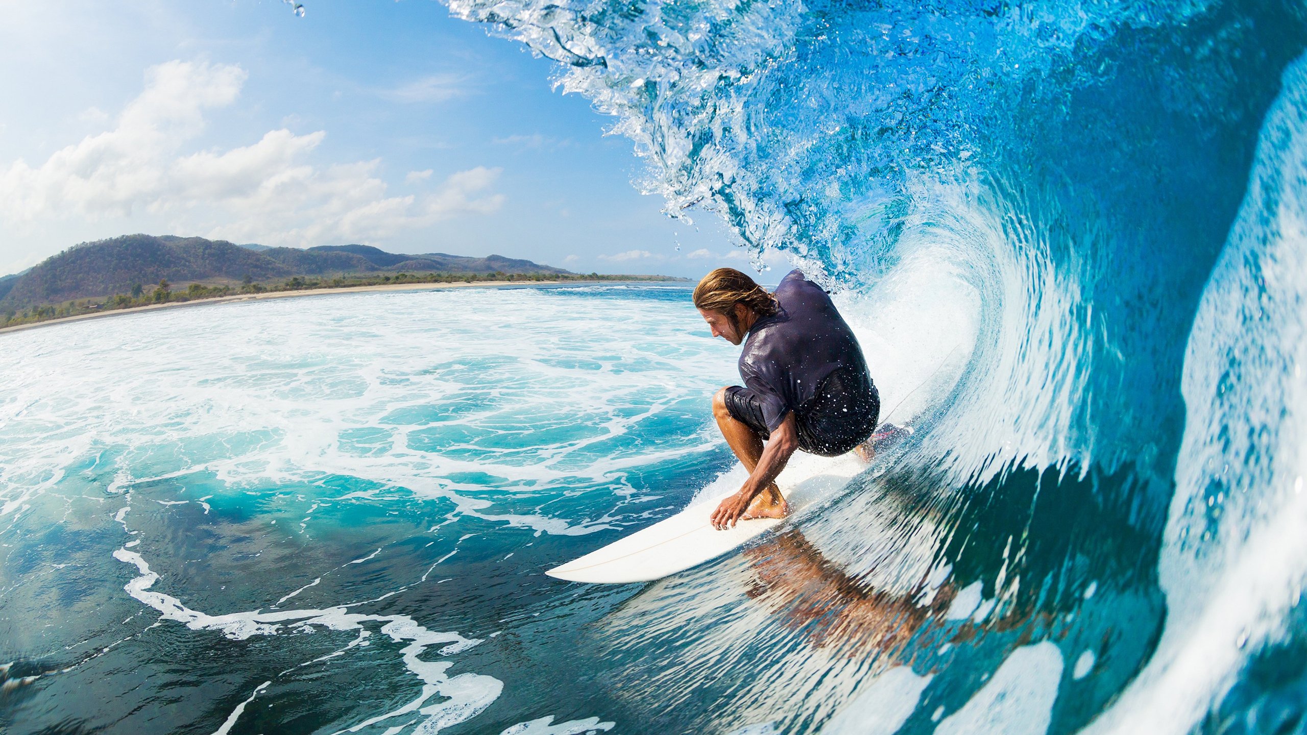 巴西骑手莎拉·莫拉在巴黎奥运会障碍赛中获得第十二名，展现坚韧精神。